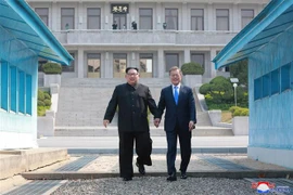 Tổng thống Hàn Quốc Moon Jae-in (phải) và nhà lãnh đạo Triều Tiên Kim Jong-un tại Hội nghị thượng đỉnh ở làng đình chiến Panmunjom ngày 29/4/2018. (Ảnh: AFP/TTXVN)