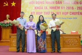 Bà Lê Hồng Thắm (thứ 2 từ phải sang) được bầu giữ chức Phó Chủ tịch Hội đồng nhân tỉnh Kiên Giang khóa IX. (Ảnh: Lê Sen/TTXVN)