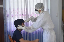 Điều dưỡng Bệnh viện Bà Rịa kiểm tra tình hình sức khỏe cho người cách ly tại khu cách ly tập trung của tỉnh. (Ảnh: Hoàng Nhị/TTXVN)