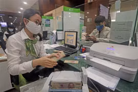 Khách hàng giao dịch tại hội sở chính Vietcombank. (Ảnh: Trần Việt/TTXVN)
