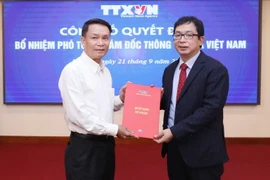 Ủy viên Trung ương Đảng, Tổng Giám đốc TTXVN Nguyễn Đức Lợi trao Quyết định bổ nhiệm Phó Tổng Giám đốc TTXVN cho ông Nguyễn Tuấn Hùng. (Ảnh: Lâm Khánh/TTXVN)