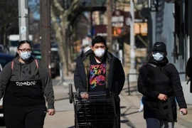 Người dân đeo khẩu trang phòng lây nhiễm COVID-19 tại New York, Mỹ. (Ảnh: AFP/TTXVN)