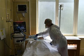 Nhân viên y tế điều trị cho bệnh nhân mắc COVID-19 tại một bệnh viện ở Lviv, Ukraine ngày 30/6/2020. Ảnh: AFP/TTXVN