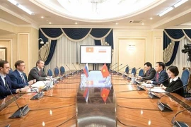 Chủ tịch Ủy ban đối ngoại Thượng viện Nga Konstantin Kosachev (ngồi giữa, bên trái) trong một cuộc gặp với Đại sứ Việt Nam tại Nga Ngô Đức Mạnh. (Ảnh: TTXVN phát)