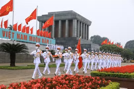 Bộ Tư lệnh Bảo vệ Lăng Chủ tịch Hồ Chí Minh thực hiện Nghi Lễ thượng cờ trên quảng trường Ba Đình (Hà Nội). (Ảnh: TTXVN)