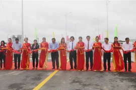 Các đại biểu cắt băng khánh thành cầu Ngũ Hiệp. (Ảnh: Minh Trí/TTXVN)