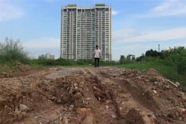 Ông Nguyễn Tiến Dũng ở xóm Đình, thôn Triều Khúc, xã Tân Triều (Thanh Trì, Hà Nội) chia sẻ về sau 13 năm chưa nhận được đền bù hỗ trợ giải phóng mặt bằng dự án Tây Nam Kim Giang. (Ảnh Mạnh Khánh/Vietnam+)