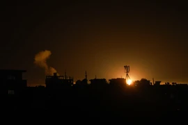 Khói bốc lên sau cuộc không kích của Israel xuống thành phố Rafah, Dải Gaza ngày 12/2/2024. (Ảnh: AFP/TTXVN)