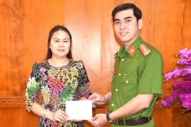 Đại diện Phòng Cảnh sát hình sự Công an tỉnh Bạc Liêu trao trả tài sản cho chị H. (Ảnh: Công an cung cấp)