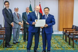 Đại sứ Việt Nam tại Brazil Bùi Văn Nghị trình quốc thư lên Tổng thống Lula da Silva. (Ảnh: TTXVN phát)