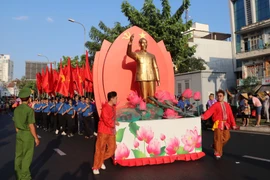 Đoàn diễu hành hình tượng Chủ tịch Hồ Chí Minh đi qua đường Hải Thượng Lãn Ông (Quận 5). (Ảnh: Thu Hương/TTXVN)