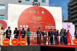 Các đại biểu cắt băng khai mạc Lễ hội Tết Việt Nam tại Amagasaki. (Ảnh: Xuân Giao/TTXVN)
