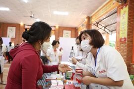 Tư vấn, cấp thuốc miễn phí cho người dân trên địa bàn huyện Cư M’gar, tỉnh Đắk Lắk. (Ảnh: Tuấn Anh/TTXVN)