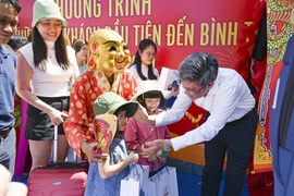 Nhiều du khách tỏ ra thích thú với hoạt động này. (Ảnh: Hồng Hiếu/TTXVN)