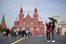 Khách du lịch tham quan Quảng trường Đỏ tại thủ đô Moskva, Nga, ngày 11/5/2023. (Ảnh: AFP/TTXVN)