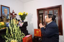 Thủ tướng Phạm Minh Chính dâng hương tưởng niệm cố Thủ tướng Phạm Văn Đồng. (Ảnh: Dương Giang/TTXVN)