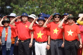 Kiều bào từ 22 quốc gia trên thế giới thăm Trường Sa và Nhà giàn DK1. (Ảnh: Thuỳ Giang/TTXVN)
