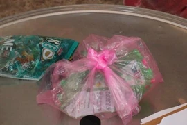 Gói kẹo vị ổi mà các học sinh Trường Tiểu học Tân Thành ăn và nghi bị ngộ độc. (Ảnh: Đậu Tất Thành/TTXVN)