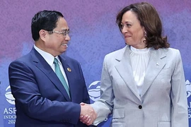 Thủ tướng Phạm Minh Chính và Phó Tổng thống Hoa Kỳ, Kamala Harris gặp gỡ nhân dịp dự Hội nghị Cấp cao ASEAN 43 và các Hội nghị Cấp cao liên quan tại Jakarta, Indonesia. (Ảnh: Dương Giang/TTXVN) 