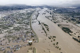Thành phố Nagano, miền Trung Nhật Bản, chìm trong biển nước. (Nguồn: Kyodo)