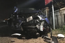 Hiện trường vụ tai nạn chiếc xe con bán tải 78C 085.44 đầu xe bẹp dúm cuốn chiếc xe máy biển số 78G1 353.18 vào gầm. (Ảnh: Phạm Cường/TTXVN)