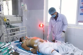 Bệnh nhân đang được theo dõi đặc biệt sau ca phẫu thuật thành công. (Nguồn: TTXVN phát)