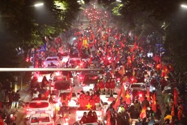 Hàng nghìn cổ động viên Việt Nam đổ ra đường ăn mừng chiến thắng của U22 Việt Nam tại Phố Huế, Hà Nội. (Ảnh: Thành Đạt/TTXVN)