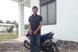 Đối tượng Nguyễn Út Nhì cùng tang vật tại Đồn Biên phòng Cửa khẩu quốc tế Mộc Bài. (Ảnh: Thanh Tân/TTXVN)