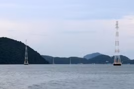 Lưới điện quốc gia ra một số xã đảo trên vùng biển Tây Nam của tỉnh Kiên Giang. (Ảnh: Lê Huy Hải/TTXVN)