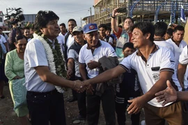 Tổng thống Bolivia Evo Morales (trái) chào những người ủng hộ trước khi bỏ phiếu tại điểm bầu cử ở Chapare, Cochabamba, Bolivia, ngày 20/10/2019. (Nguồn: AFP/TTXVN)