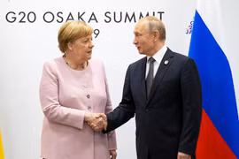 Tổng thống Nga Vladimir Putin gặp Thủ tướng Đức Angela Merkel bên lề Hội nghị thượng đỉnh G-20 ở Osaka, Nhật Bản, tháng 6/2019. (Nguồn: Reuters)