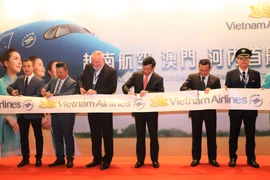 Cắt băng khai trương đường bay thẳng Hà Nội-Macau. (Ảnh: Hoài Nam/Vietnam+)