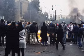 Người biểu tình tụ tập, đốt phá ở Tehran ngày 17/11. (Nguồn: Shutterstock)