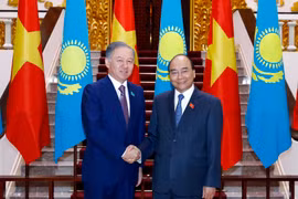 Thủ tướng Nguyễn Xuân Phúc tiếp Ngài Nurlan Nigmatulin, Chủ tịch Hạ viện Cộng hòa Kazakhstan đang thăm chính thức Việt Nam. (Ảnh: Thống Nhất/TTXVN)