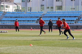 Hình ảnh cầu thủ U23 Việt Nam vui vẻ tập luyện dưới nắng đông Hàn Quốc