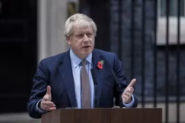Thủ tướng Anh Boris Johnson trong bài phát biểu tại London ngày 6/11/2019. (Nguồn: THX/TTXVN)