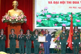 Thủ tướng Nguyễn Xuân Phúc, Chủ tịch Hội đồng thi đua khen thưởng Trung ương trao tặng Huân chương Lao động hạng Nhất cho Hội Cựu chiến binh Việt Nam. (Ảnh: Thống Nhất/TTXVN)