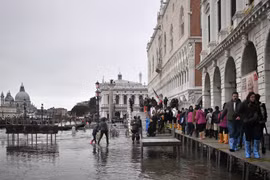 Cảnh ngập lụt sau đợt thủy triều quét qua Venice, Italy, ngày 13/11/2019. (Nguồn: AFP/TTXVN)