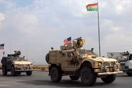 Đoàn xe của quân đội Mỹ di chuyển gần thị trấn Bardarash thuộc vùng Dohuk (Iraq) sau khi rút khỏi Syria, ngày 21/10/2019. (Nguồn: AFP/TTXVN)