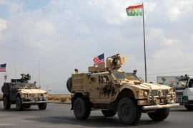 Đoàn xe của quân đội Mỹ di chuyển gần thị trấn Bardarash thuộc vùng Dohuk (Iraq) sau khi rút khỏi Syria, ngày 21/10/2019. (Nguồn: AFP/TTXVN)