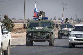 Xe quân sự Nga di chuyển dọc tuyến đường gần thành phố Qamishli, miền Đông Bắc Syria ngày 26/10/2019. (Nguồn: AFP/TTXVN)