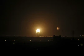 Lửa bốc lên sau cuộc không kích do Israel tiến hành tại Khan Yunis, Dải Gaza ngày 27/11/2019. (Nguồn: AFP/TTXVN)