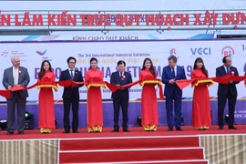 Phó Thủ tướng Trịnh Đình Dũng và các đại biểu cắt băng khai mạc triển lãm. (Ảnh: Danh Lam/TTXVN)