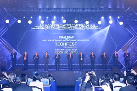 Phó Thủ tướng Vũ Đức Đam và các đại biểu thực hiện nghi thức khai mạc Techfest 2019. (Ảnh: Minh Quyết/TTXVN)