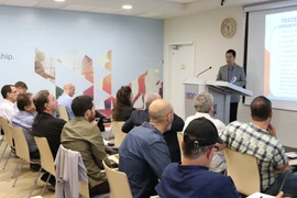 Ông Lê Thái Hòa, Tham tán Thương mại Việt Nam tại Israel, trình bày về môi trường đầu tư của Việt Nam trước các đại diện doanh nghiệp Israel tham dự hội thảo. (Ảnh: Bùi Công Đồng/TTXVN)