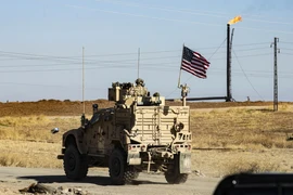 Quân đội Mỹ tuần tra tại khu vực có nhiều mỏ dầu ở tỉnh Hasakeh, Đông Bắc Syria ngày 6/11/2019. (Nguồn: AFP/TTXVN)