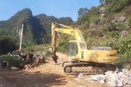 Công ty đã cho máy móc chặn ngang đường vào hiện trường khai thác mỏ. (Ảnh: Tuấn Anh/TTXVN)