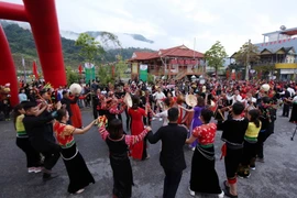 Tham gia lễ hội có gần 1.000 đại biểu, diễn viên đến từ các tỉnh Điện Biên, Lai Châu (Việt Nam); huyện Nhọt U, tỉnh Phông Sa Lỳ (Lào) và huyện Giang Thành, tỉnh Vân Nam (Trung Quốc). (Ảnh: Quý Trung/TTXVN)