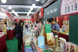 Một gian hàng sách tại lễ hội. (Ảnh: Thanh Vũ/TTXVN)