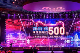 Một màn hình lớn dựng lên trong Ngày Độc thân, cập nhật con số doanh thu mà Alibaba đạt được trong ngày lễ mua sắm này. (Nguồn: AFP)